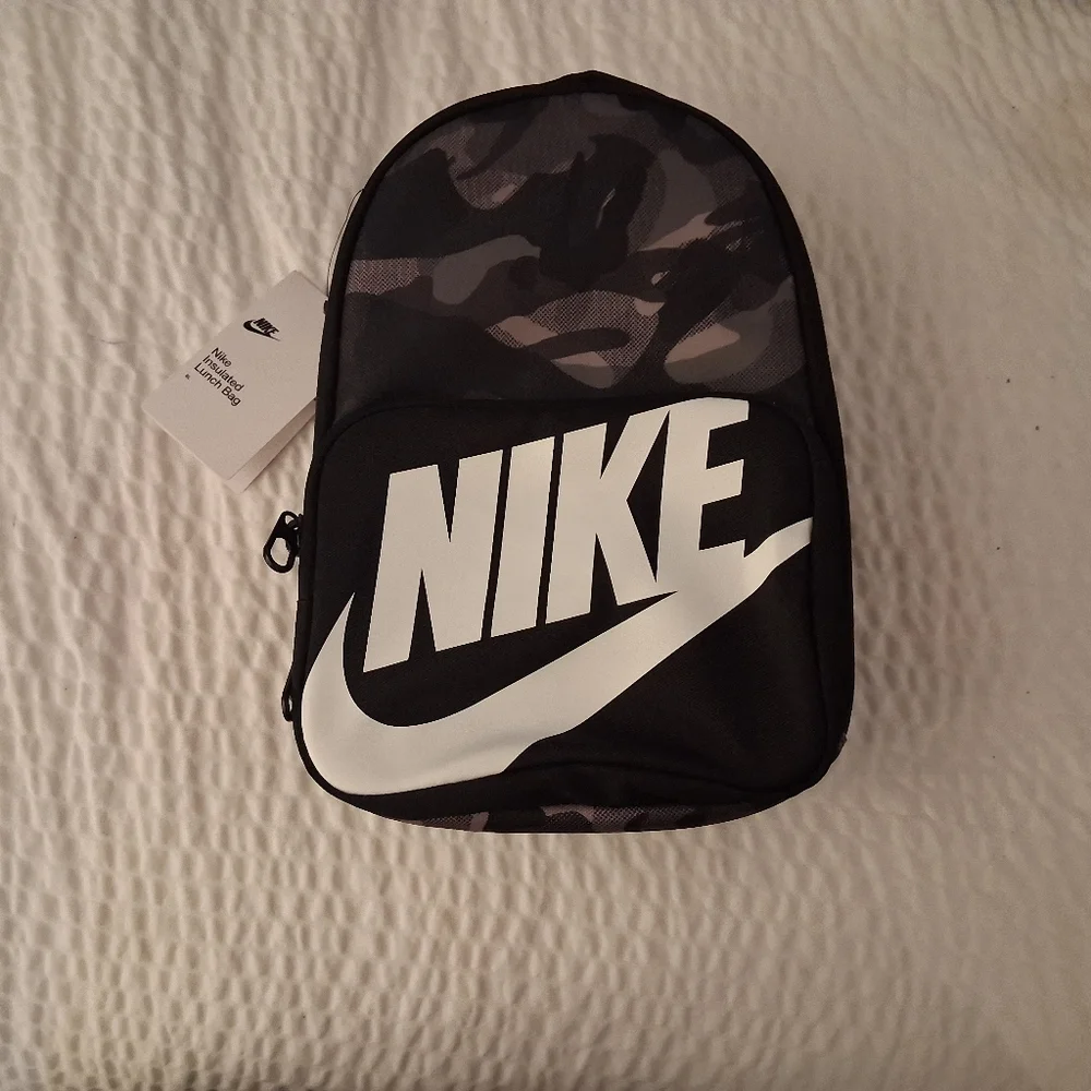 camo nike backpack Heritage resistant coating on the bottom panel helps keep gear dry NIKE Gray Camo Backpack. Gray/Black